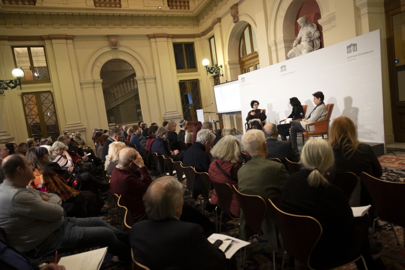 Podiumsdiskussion. Von links: Anna Wexberg-Kubesch, Autorin von "Vergiß nie, dass du ein jüdisches Kind bist", Moderatorin Barbara Serloth, Mili Segal, Museum zur Erinnerung "Für das Kind". Veranstaltungsteilnehmer:innen
