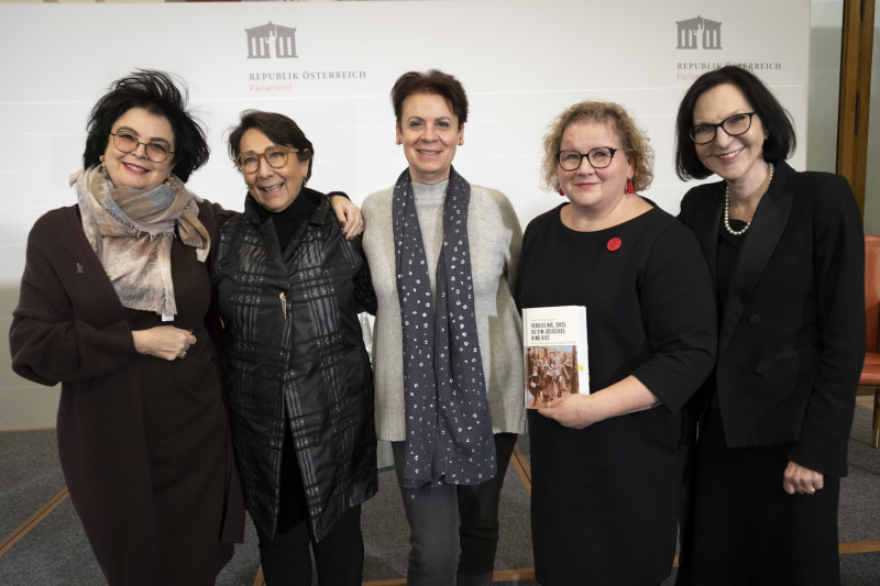 Gruppenfoto, von links: Anna Wexberg-Kubesch, Autorin von "Vergiß nie, dass du ein jüdisches Kind bist", Vizepräsidentin der IKG Claudia Prutscher, Mili Segal, Museum zur Erinnerung "Für das Kind", Bundesratspräsidentin Korinna Schumann (SPÖ), Moderatorin Barbara Serloth