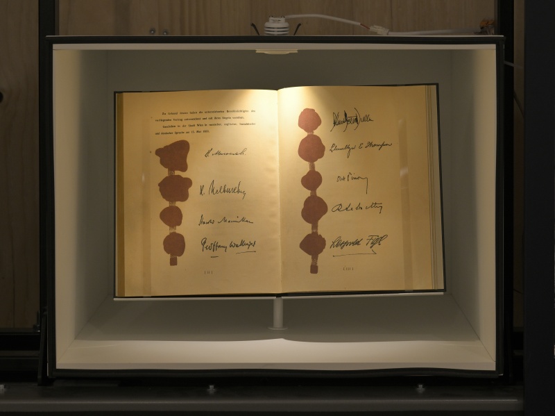 Fertig bestückte Vitrinen für die Ausstellung. Unterschriften des Staatsvertrages von Wien, 15. Mai 1955