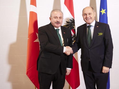 Fahnenfoto. Von links: Präsident der Großen Nationalversammlung der Republik Türkei Mustafa Şentop, Nationalratspräsident Wolfgang Sobotka (ÖVP)