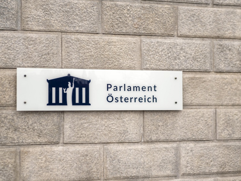 Neues Parlamentslogo neben dem Hautpeingang