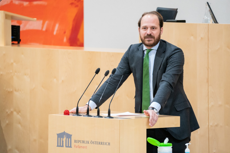 Nationalratsabgeordneter Nikolaus Scherak (NEOS) am Rednerpult