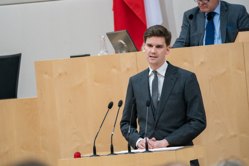 Nationalratsabgeordneter Douglas Hoyos-Trauttmansdorff (NEOS) am Rednerpult