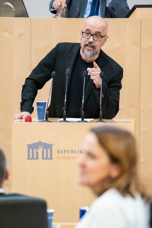 Nationalratsabgeordneter Michel Reimon (GRÜNE) am Rednerpult