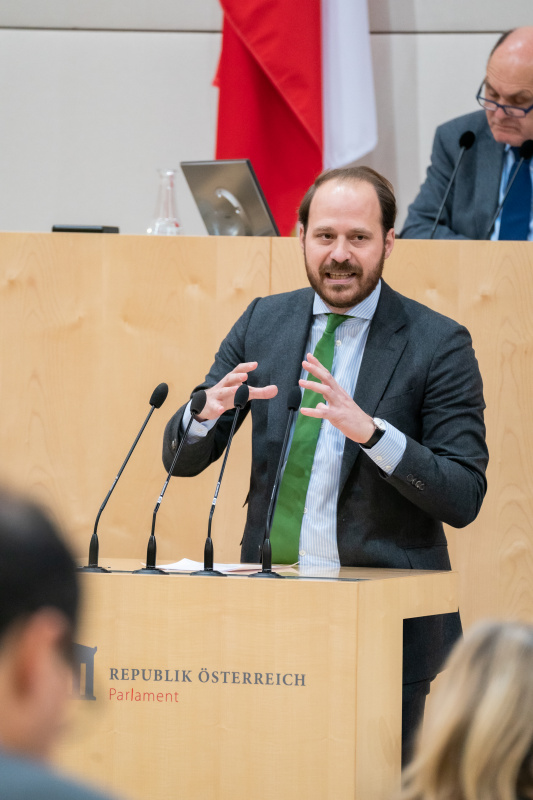 Nationalratsabgeordneter Nikolaus Scherak (NEOS) am Rednerpult