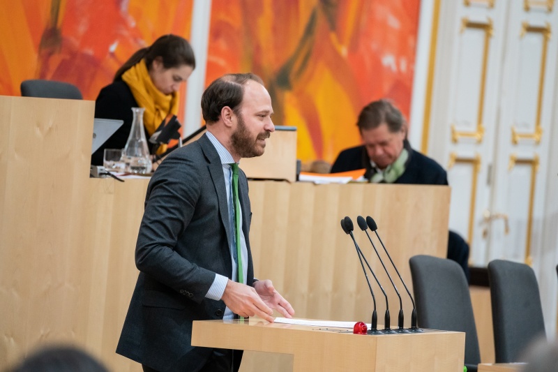 Nationalratsabgeordneter Nikolaus Scherak (NEOS) am Rednerpult