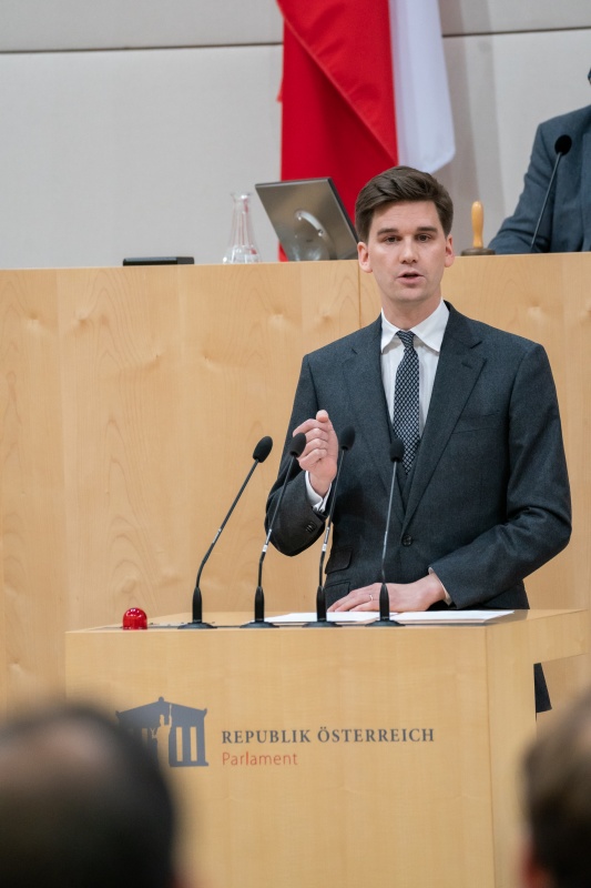 Nationalratsabgeordneter Douglas Hoyos-Trauttmansdorff (NEOS) am Rednerpult