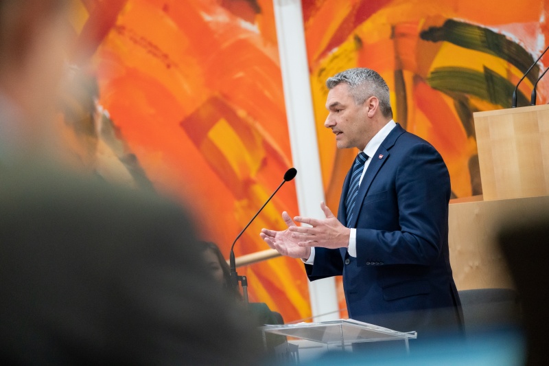 Auf der Regierungsbank Bundeskanzler Karl Nehammer (ÖVP) am Wort