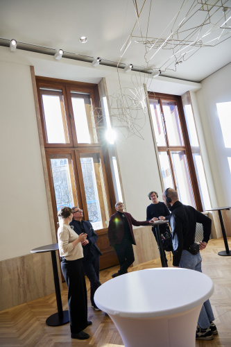 Kunst von Konstantin Luser. Von links: Tatjana Lukáš Moderation, Hans-Peter Wipplinger Kurator, Giuseppe Rizzo Parlamentsdirektion