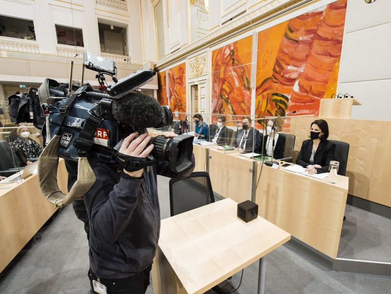 Kameramann bei Aufnahmen von der Regierungsbank