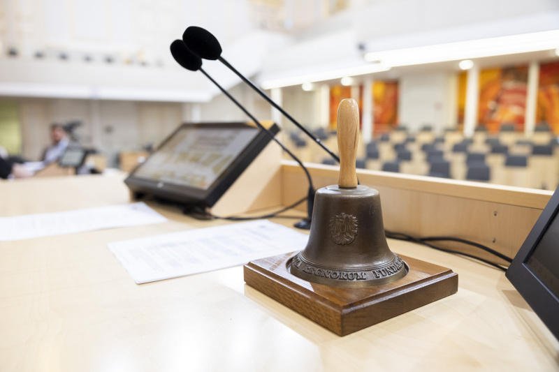 Platz des Nationalratspräsidenten mit Glocke