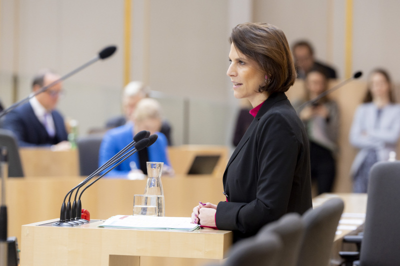 Am Rednerpult Europaministerin Karoline Edtstadler (ÖVP)