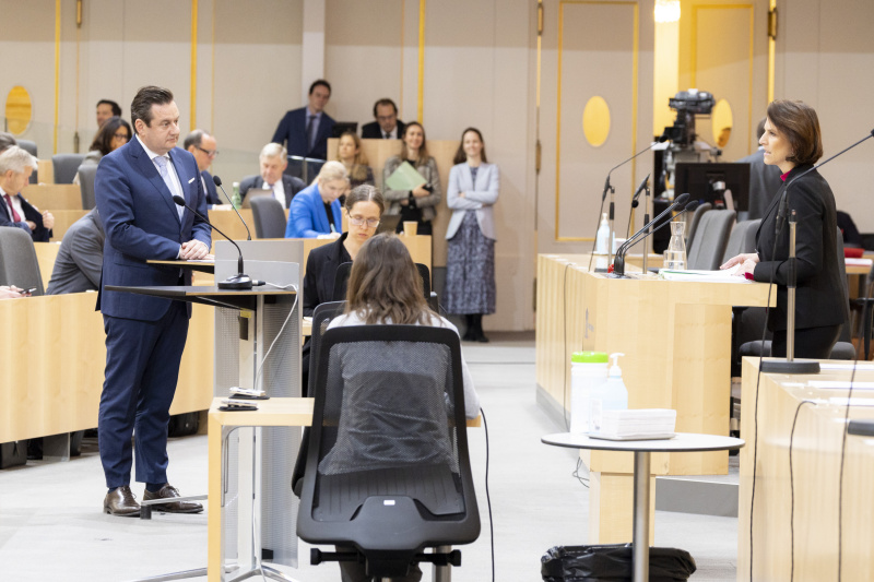 Am Rednerpult rechts: Europaministerin Karoline Edtstadler (ÖVP). Am Rednerpult links: Nationalratsabgeordneter Kurt Egger (ÖVP)