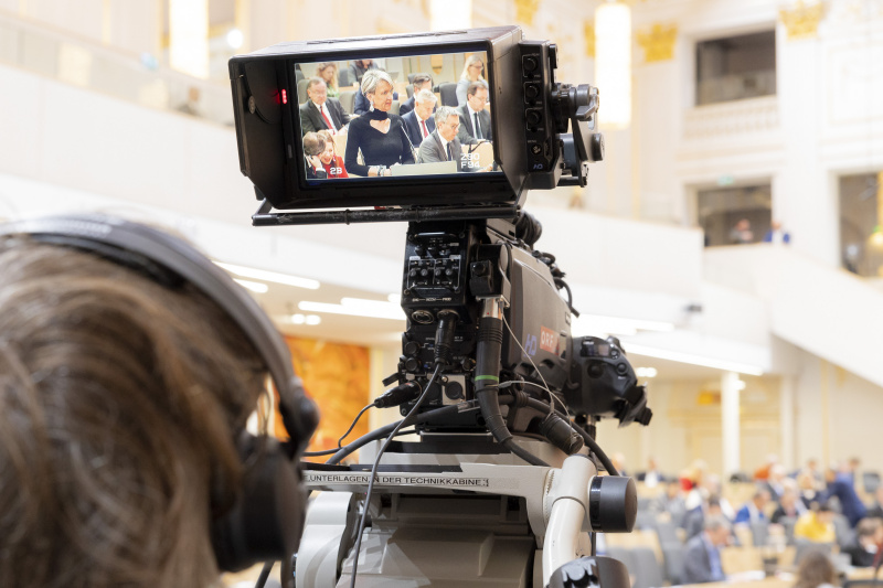 ORF-Kamera. Nationalratsabgeordnete Andrea Kuntzl (SPÖ)