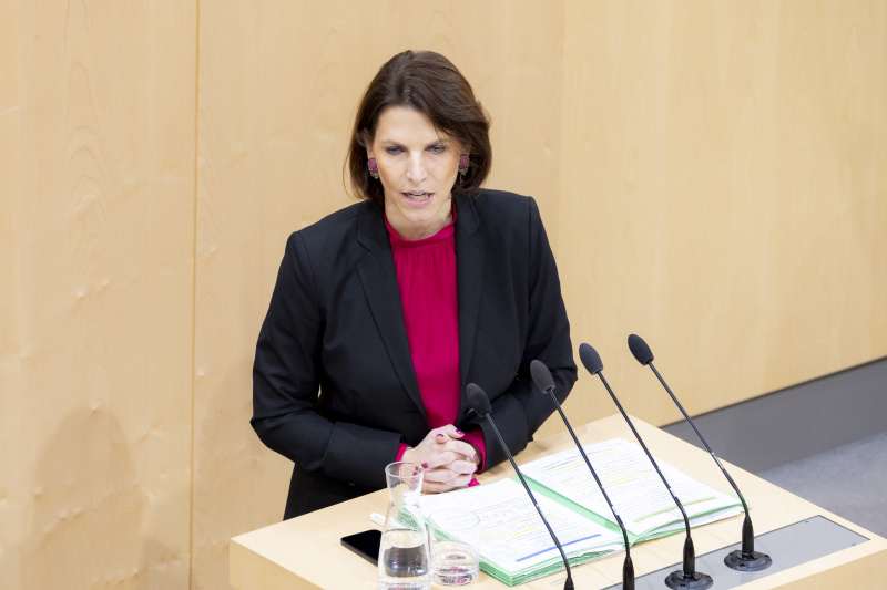 Am Rednerpult Europaministerin Karoline Edtstadler (ÖVP)
