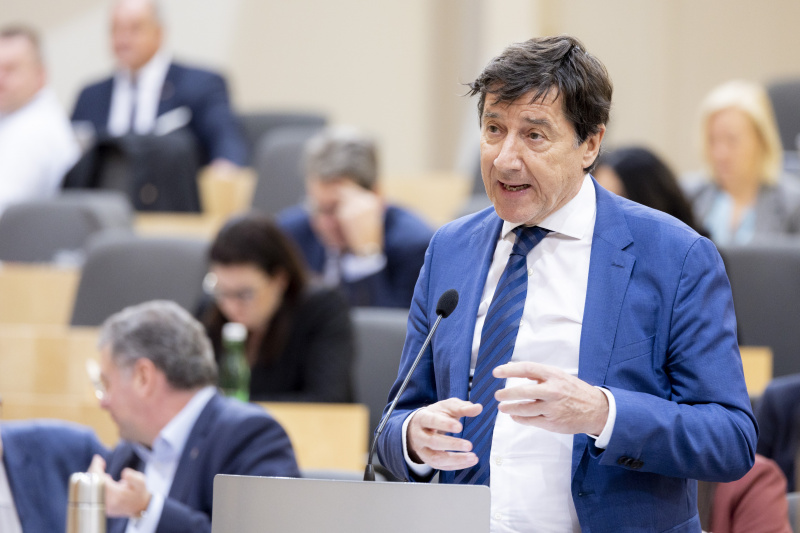 Am Rednerpult Nationalratsabgeordneter Johannes Margreiter (NEOS)