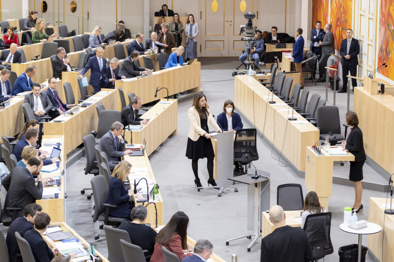 Blick Richtug Sitzungsteilnehmer:innen. Am Rednerpult rechts Europaministerin Karoline Edtstadler (ÖVP), am Rednerpult links Nationalratsabgeordnete Petra Steger (FPÖ)