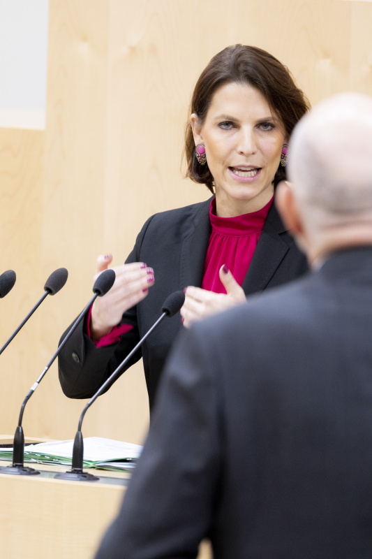 Am Rednerpult Europaministerin Karoline Edtstadler (ÖVP)