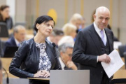 Am Rednerpult Nationalratsabgeordnete Sabine Schatz (SPÖ), im Hintergrund Nationalratsabgeordneter Martin Engelberg (ÖVP)