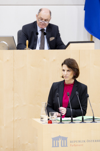 Am Rednerpult Europaministerin Karoline Edtstadler (ÖVP), Nationalratspräsident Wolfgang Sobotka (ÖVP) am Präsidium