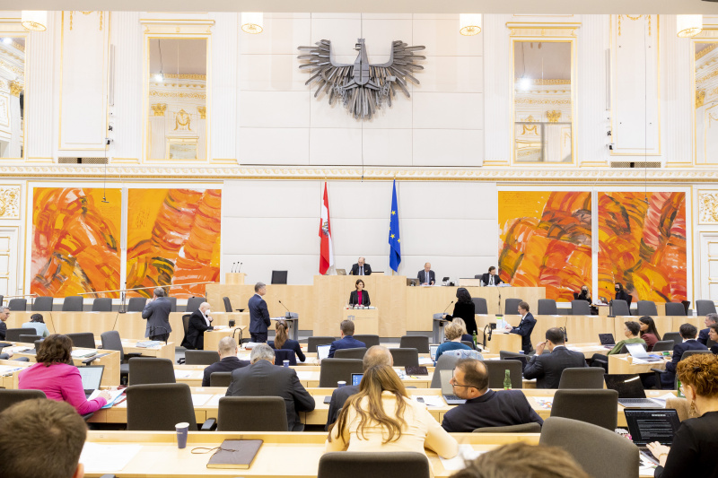 Blick Richtung Sitzungsteilnehmer:innen. Nationalratspräsident Wolfgang Sobotka (ÖVP) am Präsidium, am Rednerpult Europaministerin Karoline Edtstadler (ÖVP)