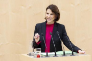 Am Rednerpult Europaministerin Karoline Edtstadler (ÖVP)