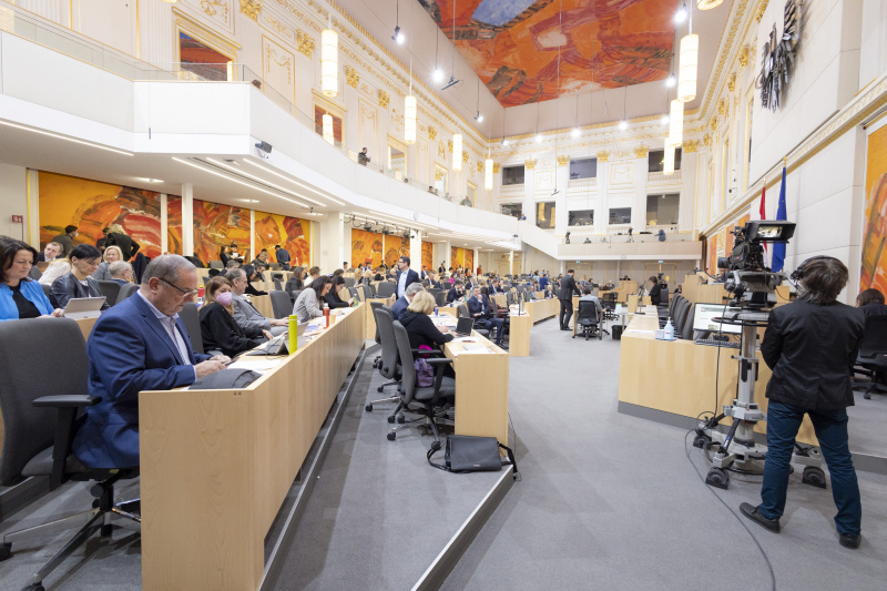 Blick Richtung Sitzungsteilnehmer:innen.