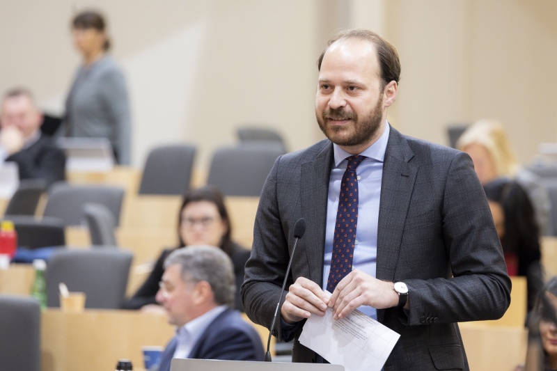 Am Rednerpult  Nationalratsabgeordneter Nikolaus Scherak (NEOS)