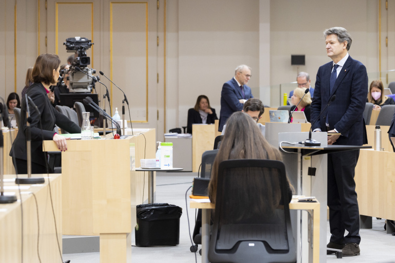 Am Rednerpult links Europaministerin Karoline Edtstadler (ÖVP), am Rednerpult rechts Nationalratsabgeordneter Helmut Brandstätter (NEOS)