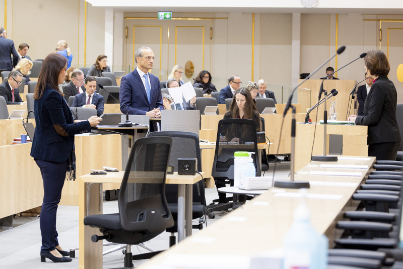 Blick Richtung Sitzungsteilnehmer:innen.