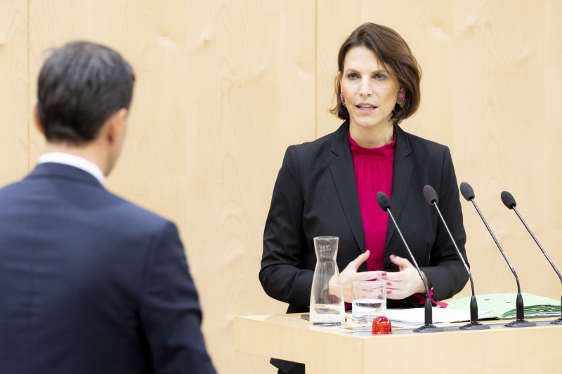 Am Rednerpult Europaministerin Karoline Edtstadler (ÖVP)