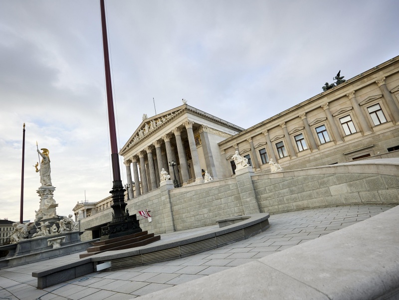 Blick über die Rampe auf den Portikus. mit pallas Athene und Fahnenmasten