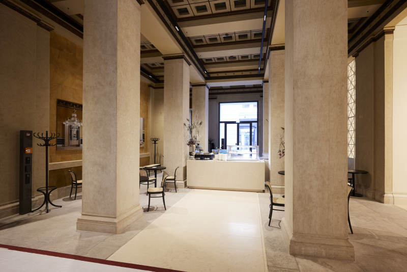 Übersicht Cafe Agora mit Tischen und Sesseln