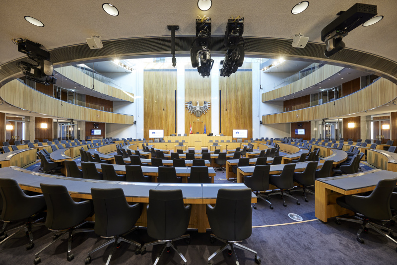 Blick in den Nationalratssaal in Richtung Präsidium