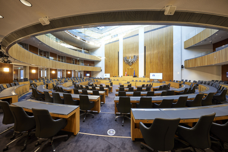 Blick in den Nationalratssaal in Richtung Präsidium