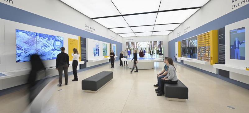 Blick ins Forum mit interaktiven Medienstationen