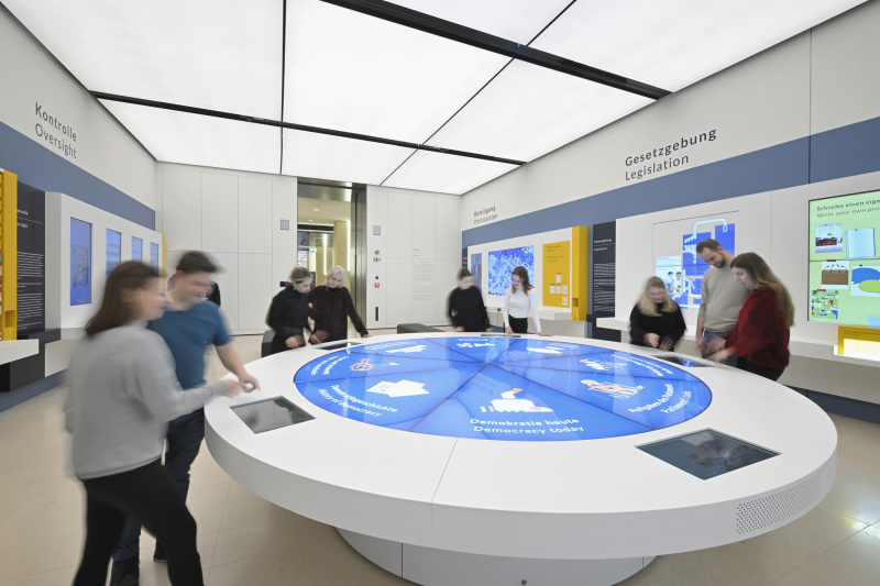 Blick ins Forum mit interaktiven Medienstationen