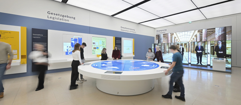 Blick ins Forum mit interaktiven Medienstationen