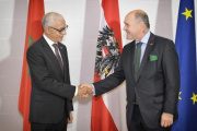 Fahnenfoto. Von links: Sprecher des Repräsentantenhauses des Königreiches Marokko Rachid Talbi El Alami, Nationalratspräsident Wolfgang Sobotka (ÖVP)