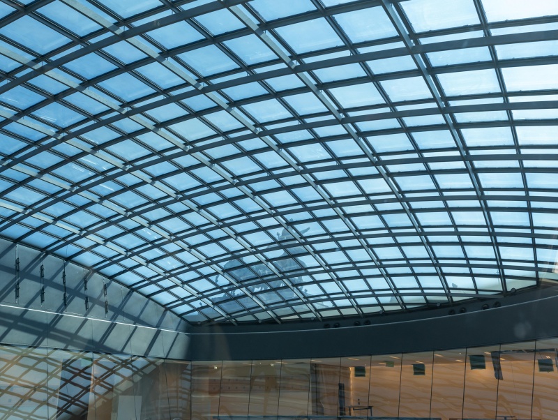 Blick durch die Glaskuppel auf eine Quadriga