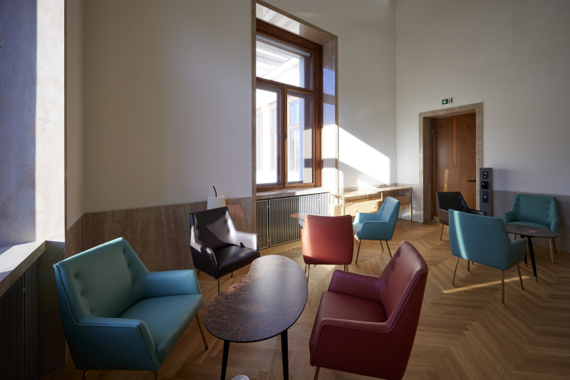 Tisch und Sesselgarnituren in der Cafeteria-Lounge