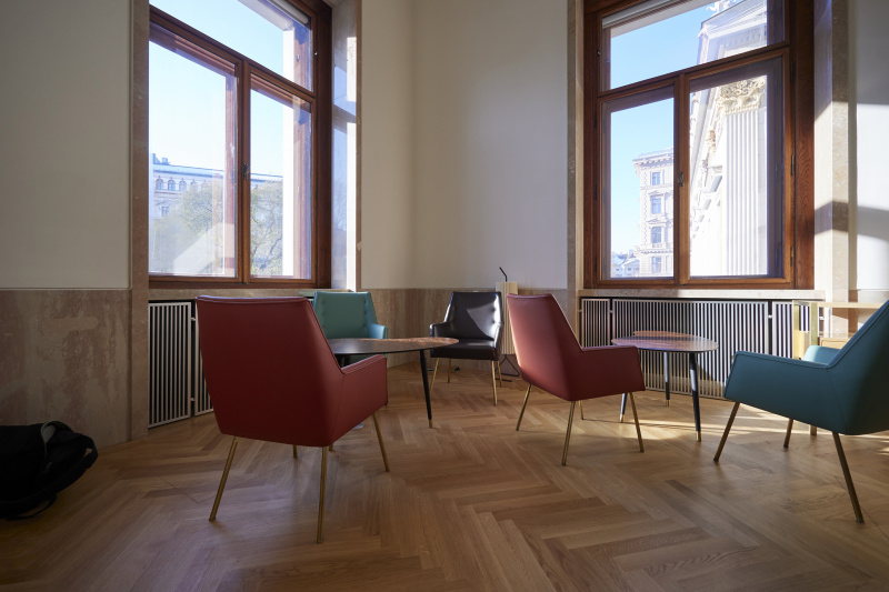 Tisch und Sesselgarnituren in der Cafeteria-Lounge