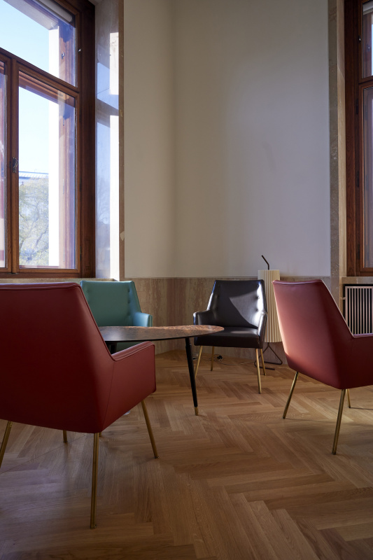 Tisch und Sesselgarnituren in der Cafeteria-Lounge