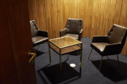 Besprechungsraum 3 mit Glastisch und Sesseln