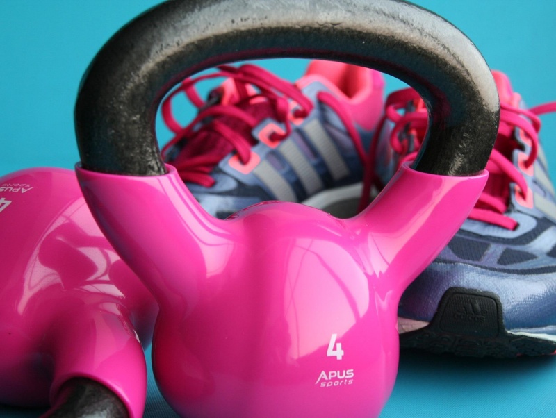 Fittnessschuhe und Gewichte