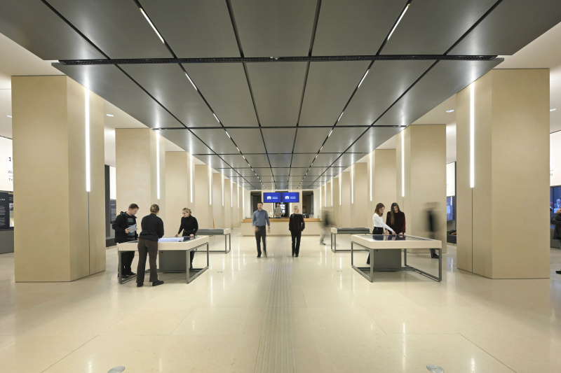 Agora, zwei Info-Terminals im Vordergrund, dahinter liegend zwei taktile Orientierungsstationen, mittig ist der Info-Desk positioniert - Besucher:innen