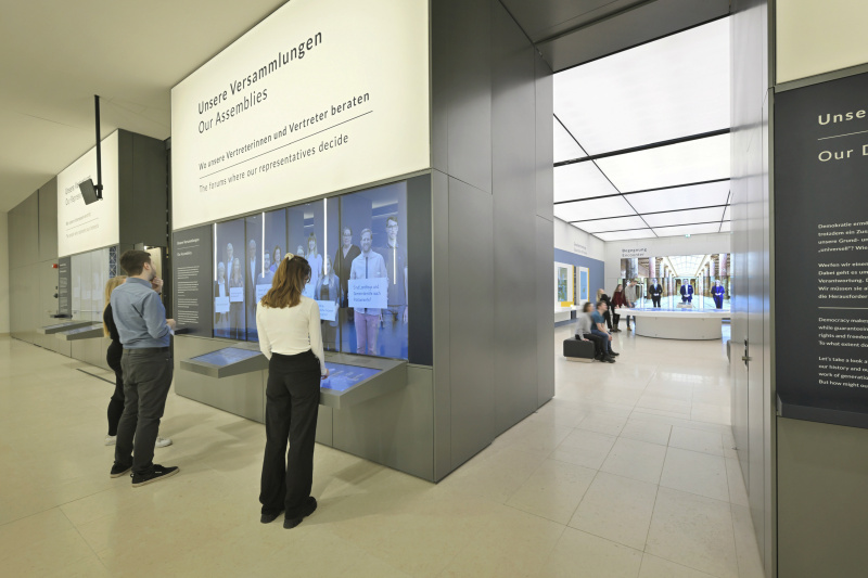 Agora, Wandstation "Wir sind Demokratie". Besucher:innen