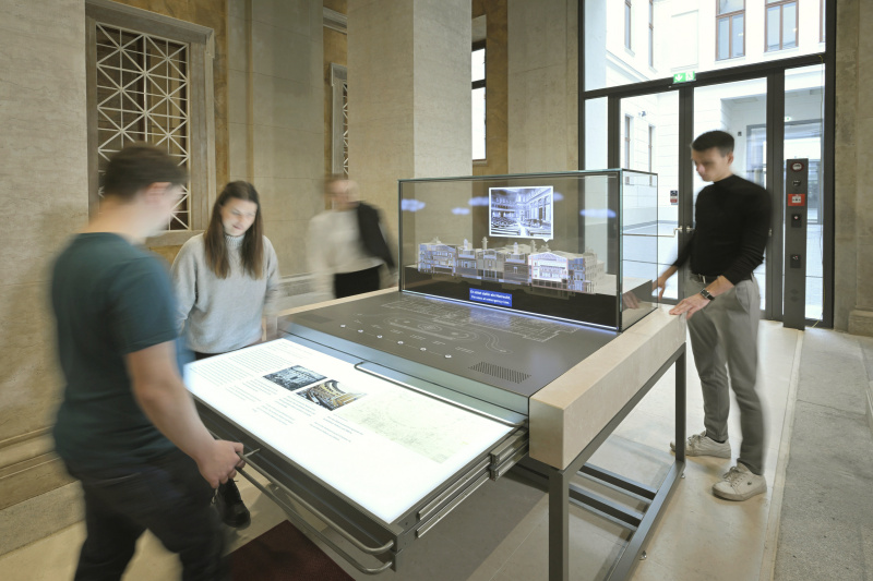 Passage, Blick auf die Medienstation "Unser Parlament". Besucher:innen. 3D-Modell