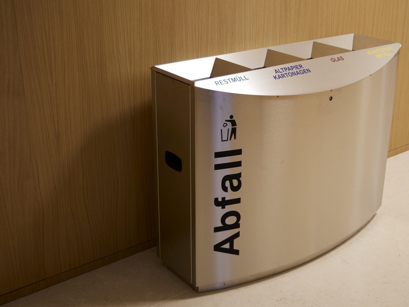 Abfallsammelbehälter in der Garderobe