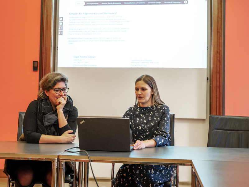 Von links: Dienstleiterin Magdalena Greiner und Linda Unterraier während der Präsentation